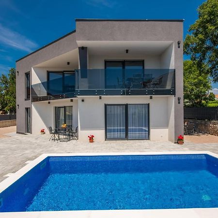 Apartments Villa "Aurea" With Pool 크르크 외부 사진