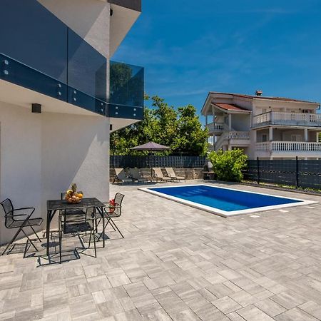 Apartments Villa "Aurea" With Pool 크르크 외부 사진