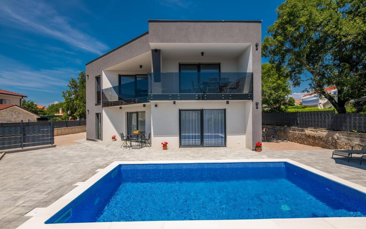 Apartments Villa "Aurea" With Pool 크르크 외부 사진