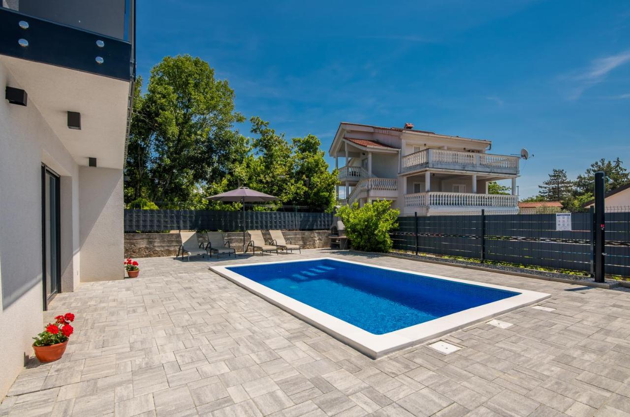 Apartments Villa "Aurea" With Pool 크르크 외부 사진