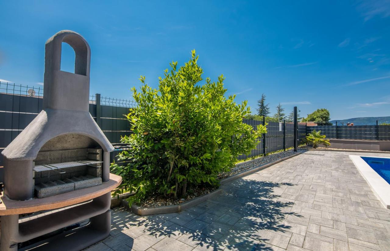 Apartments Villa "Aurea" With Pool 크르크 외부 사진