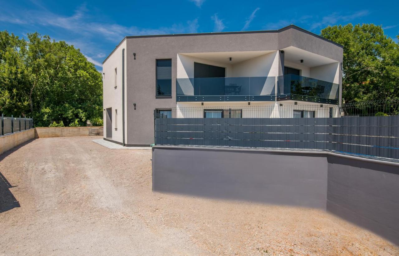 Apartments Villa "Aurea" With Pool 크르크 외부 사진