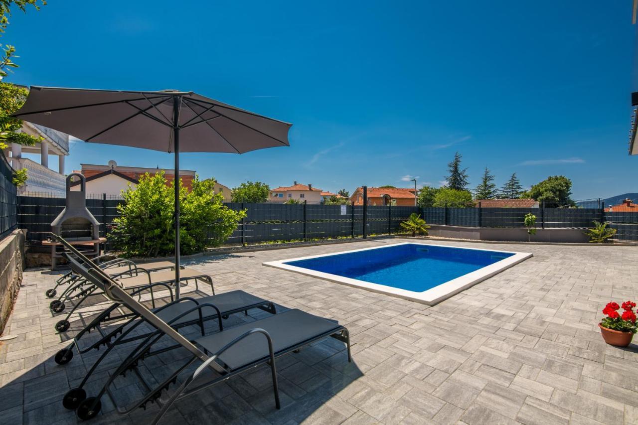 Apartments Villa "Aurea" With Pool 크르크 외부 사진