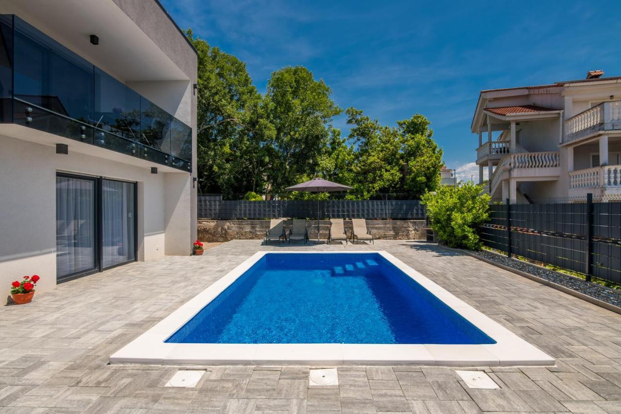Apartments Villa "Aurea" With Pool 크르크 외부 사진