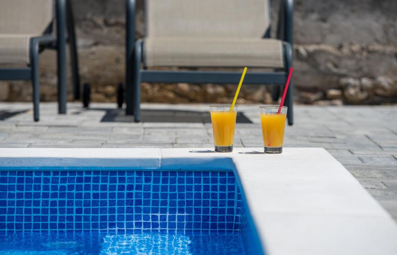 Apartments Villa "Aurea" With Pool 크르크 외부 사진