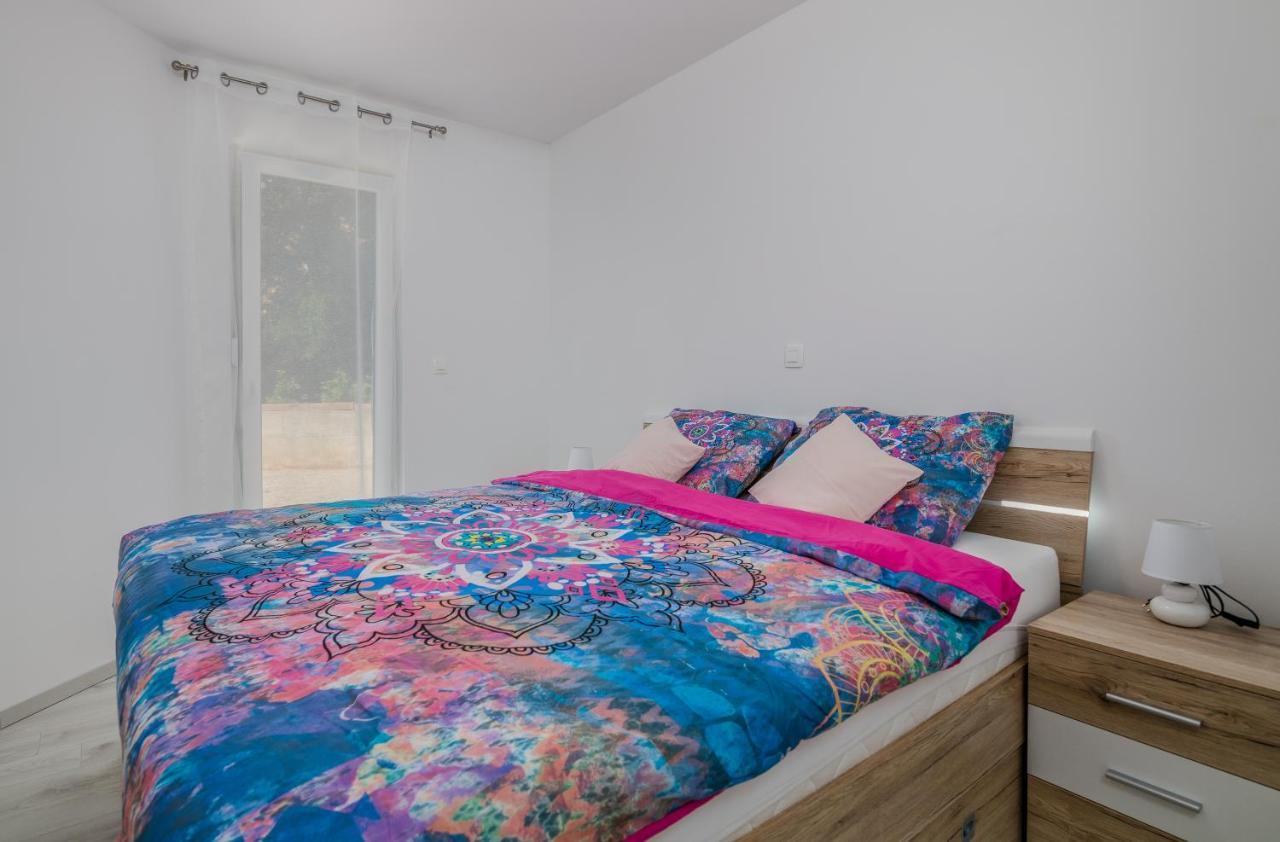 Apartments Villa "Aurea" With Pool 크르크 외부 사진