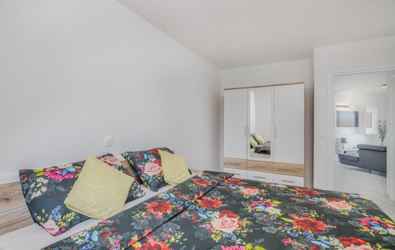 Apartments Villa "Aurea" With Pool 크르크 외부 사진