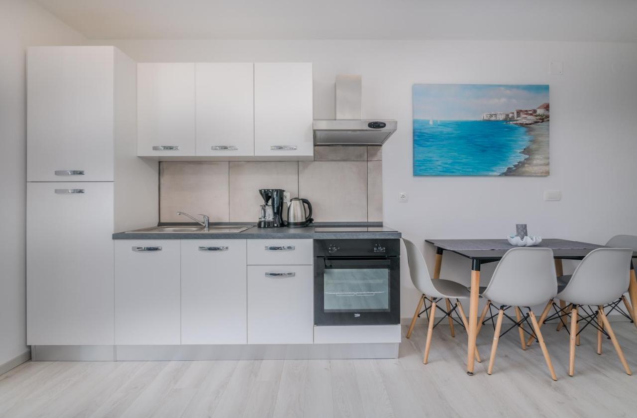 Apartments Villa "Aurea" With Pool 크르크 외부 사진