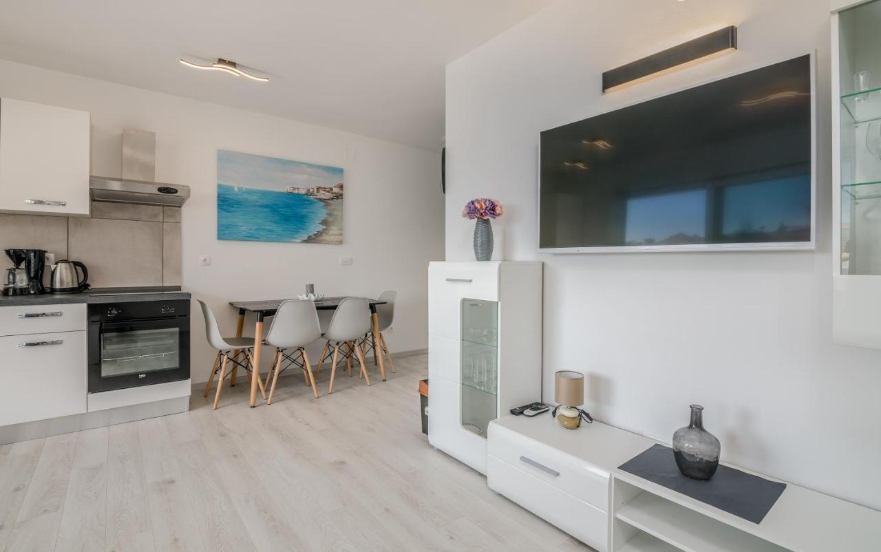 Apartments Villa "Aurea" With Pool 크르크 외부 사진