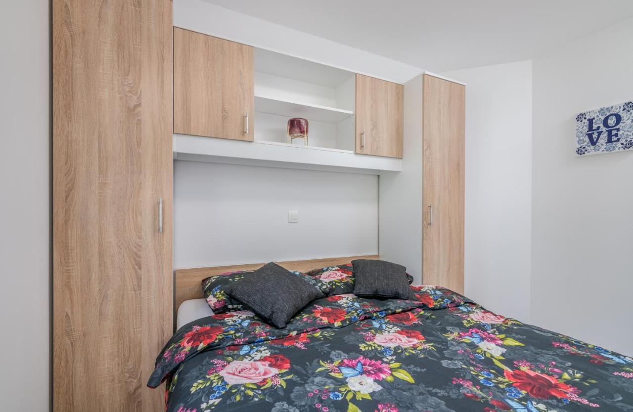 Apartments Villa "Aurea" With Pool 크르크 외부 사진