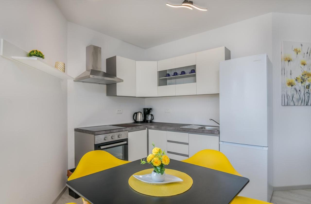 Apartments Villa "Aurea" With Pool 크르크 외부 사진