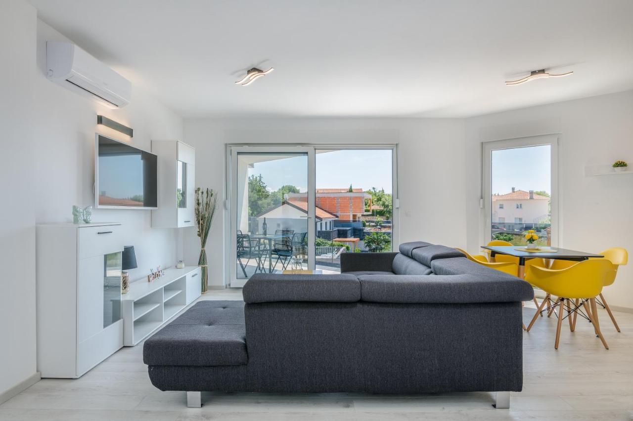 Apartments Villa "Aurea" With Pool 크르크 외부 사진