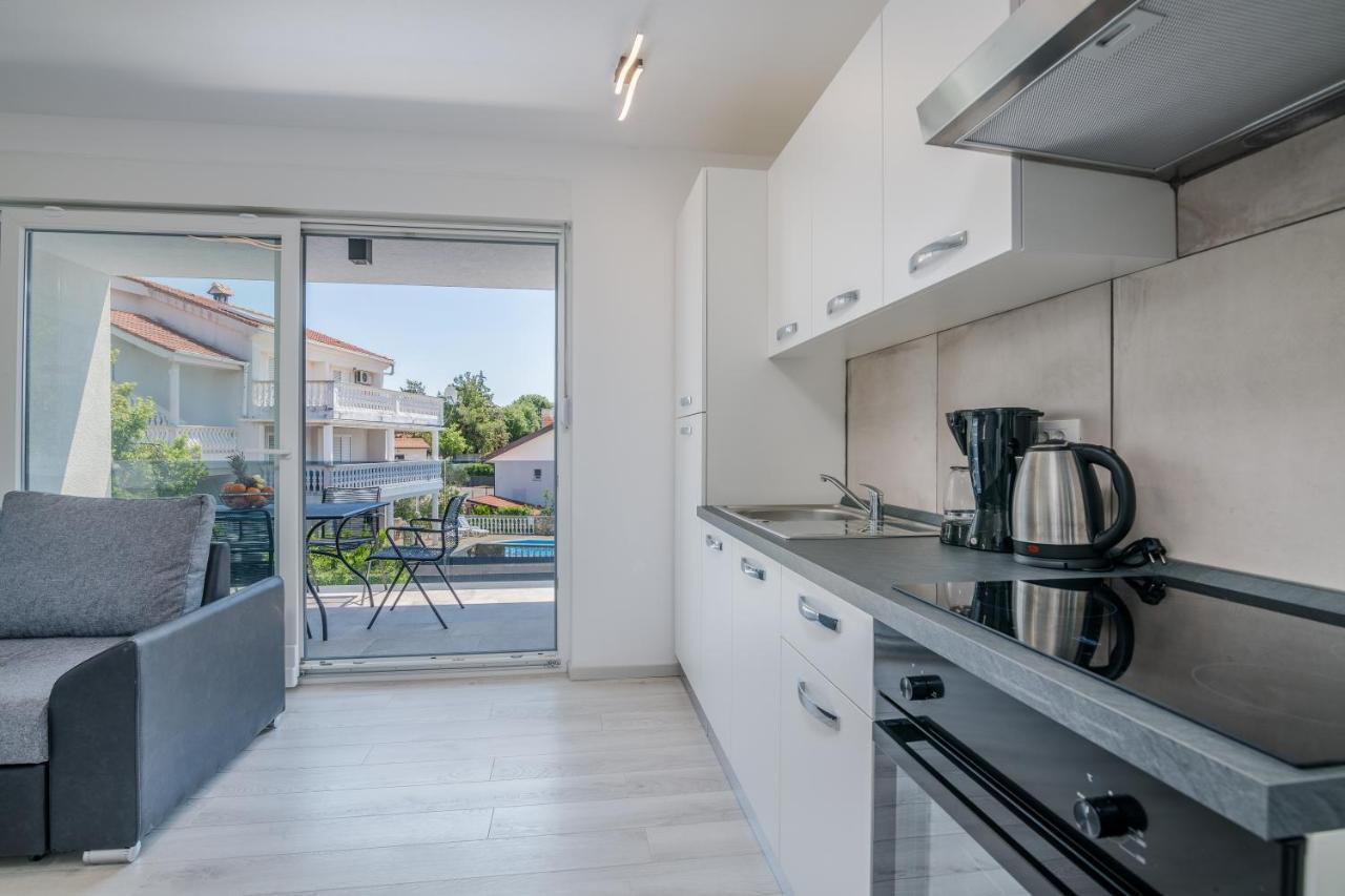 Apartments Villa "Aurea" With Pool 크르크 외부 사진