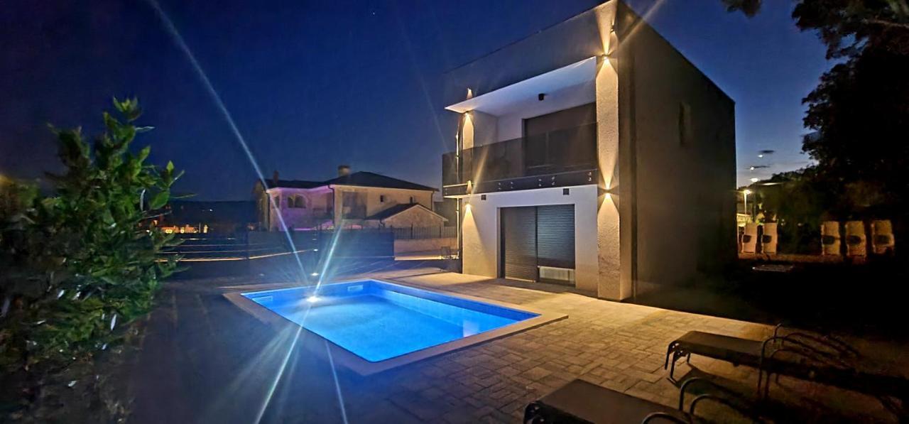 Apartments Villa "Aurea" With Pool 크르크 외부 사진