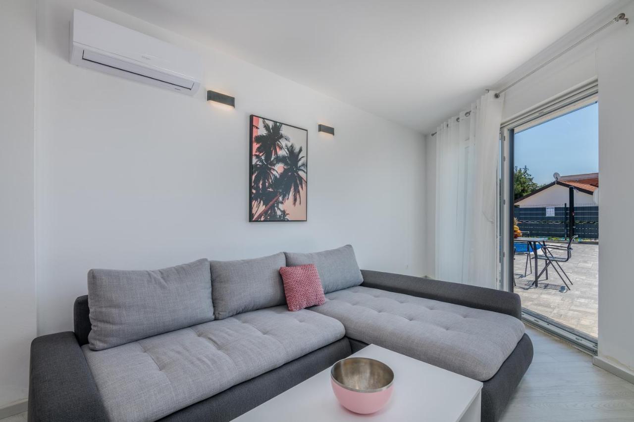 Apartments Villa "Aurea" With Pool 크르크 외부 사진