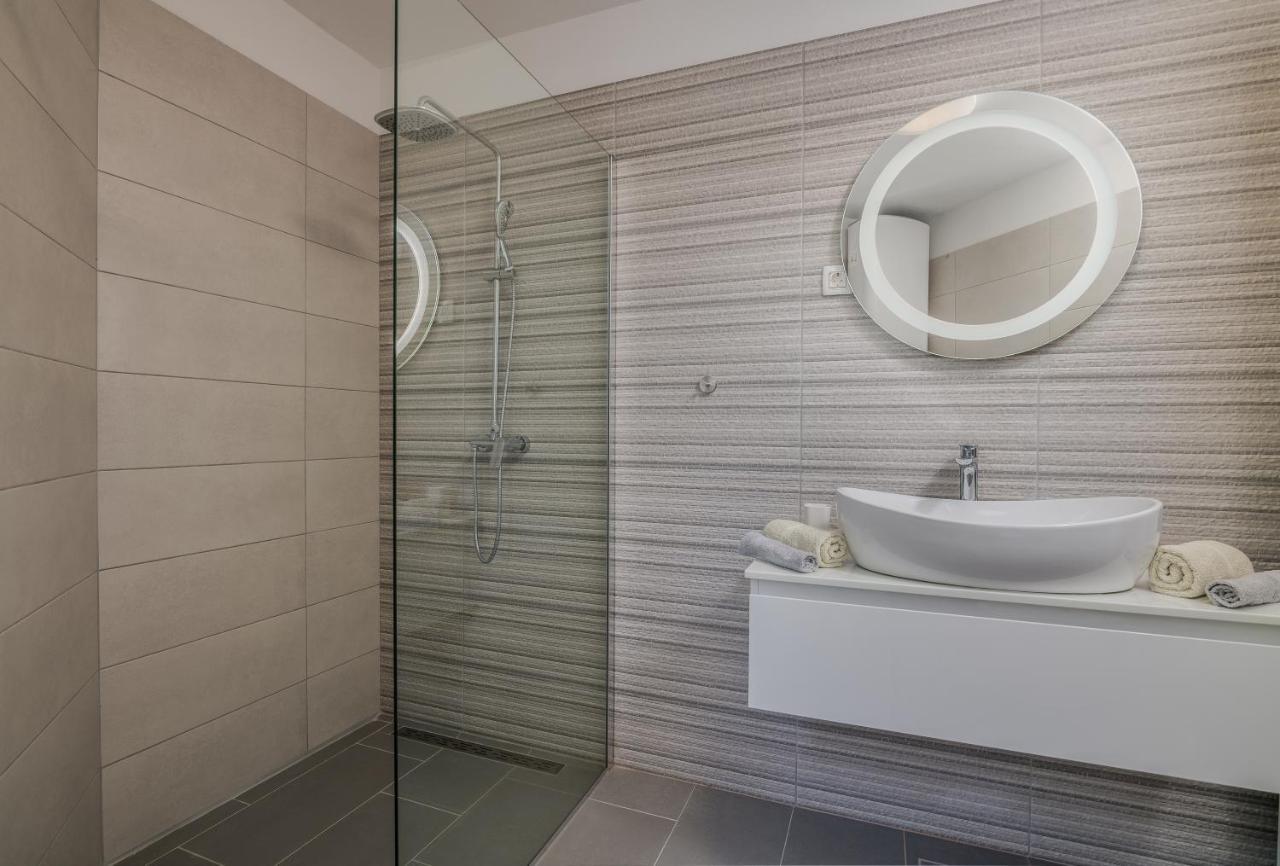 Apartments Villa "Aurea" With Pool 크르크 외부 사진