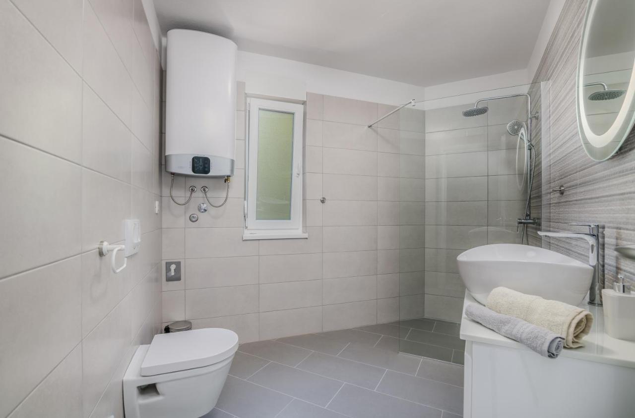 Apartments Villa "Aurea" With Pool 크르크 외부 사진