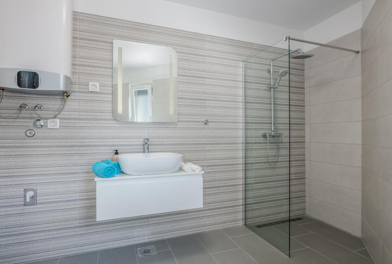 Apartments Villa "Aurea" With Pool 크르크 외부 사진