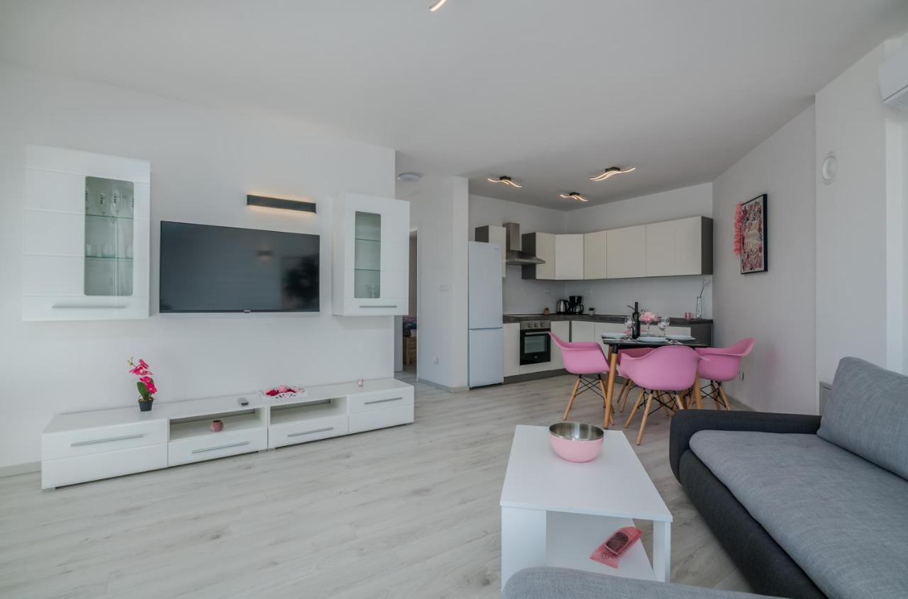 Apartments Villa "Aurea" With Pool 크르크 외부 사진
