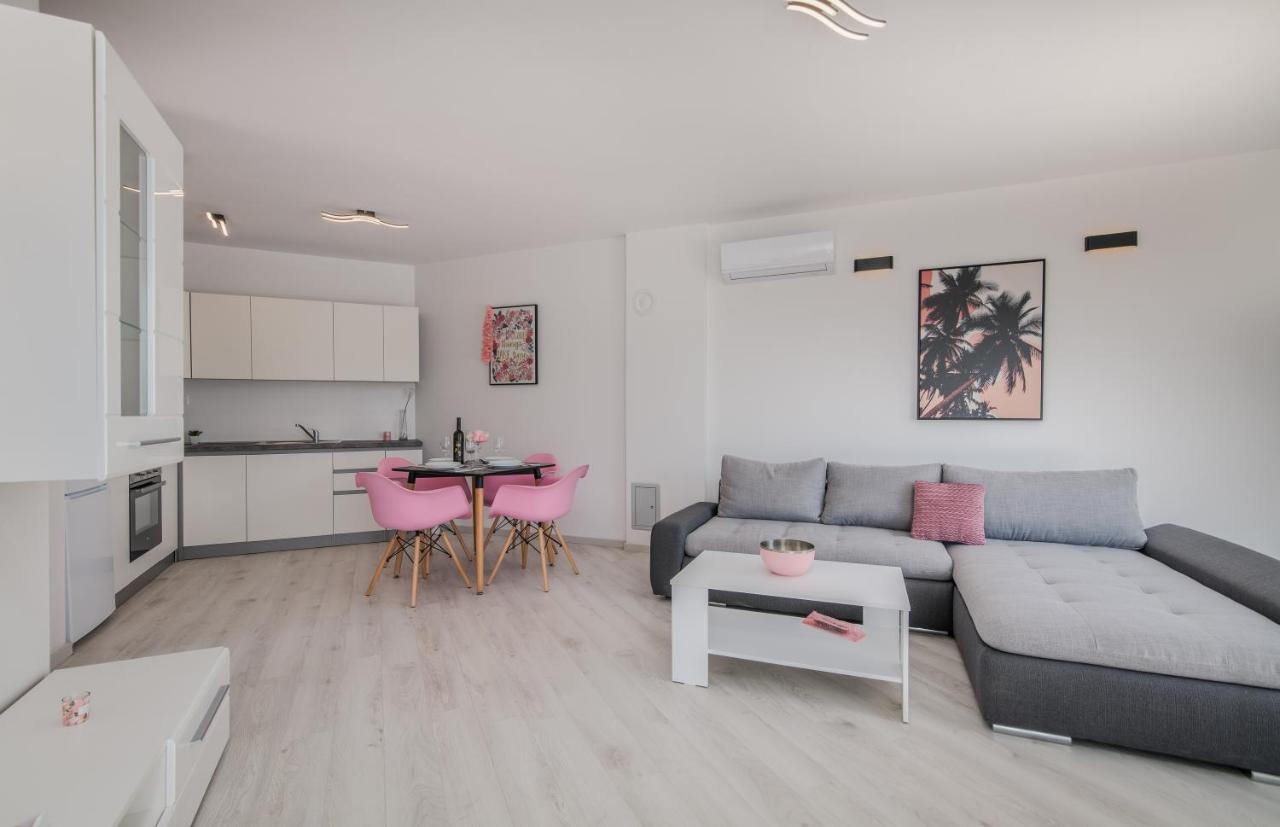 Apartments Villa "Aurea" With Pool 크르크 외부 사진