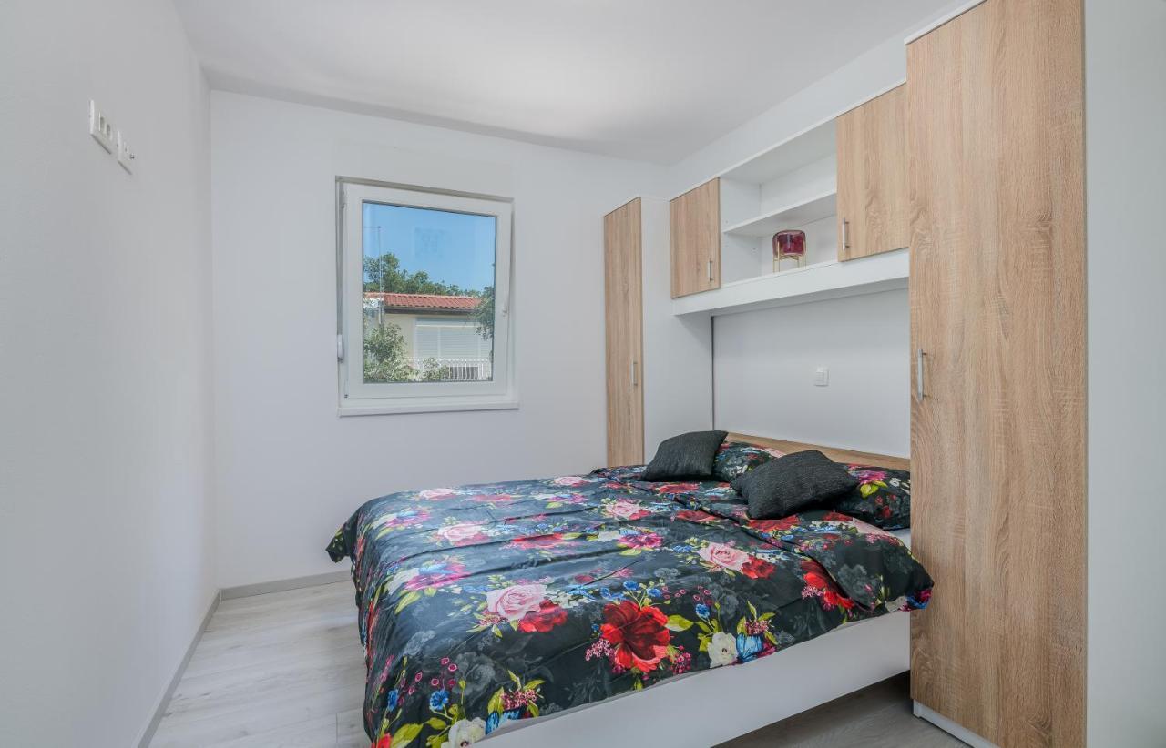 Apartments Villa "Aurea" With Pool 크르크 외부 사진