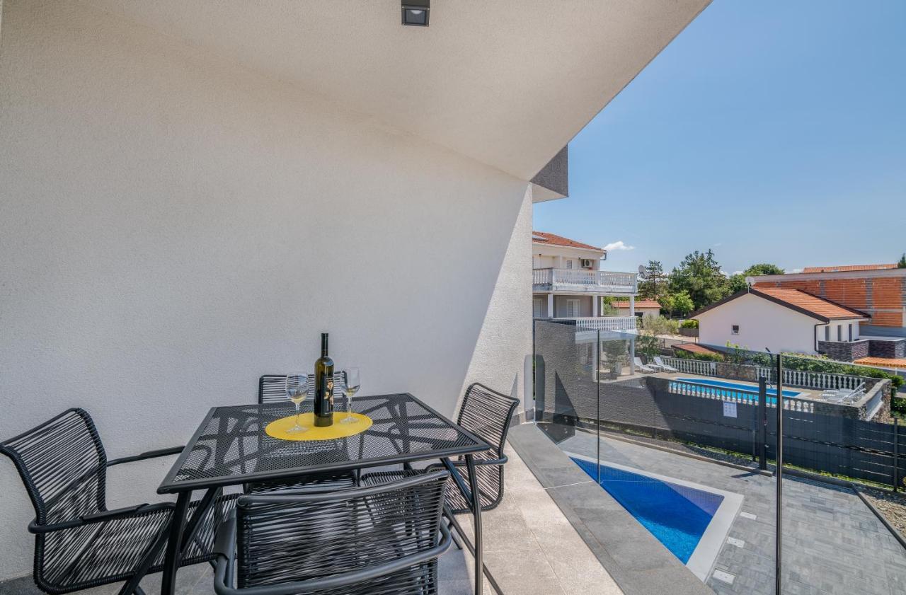Apartments Villa "Aurea" With Pool 크르크 외부 사진