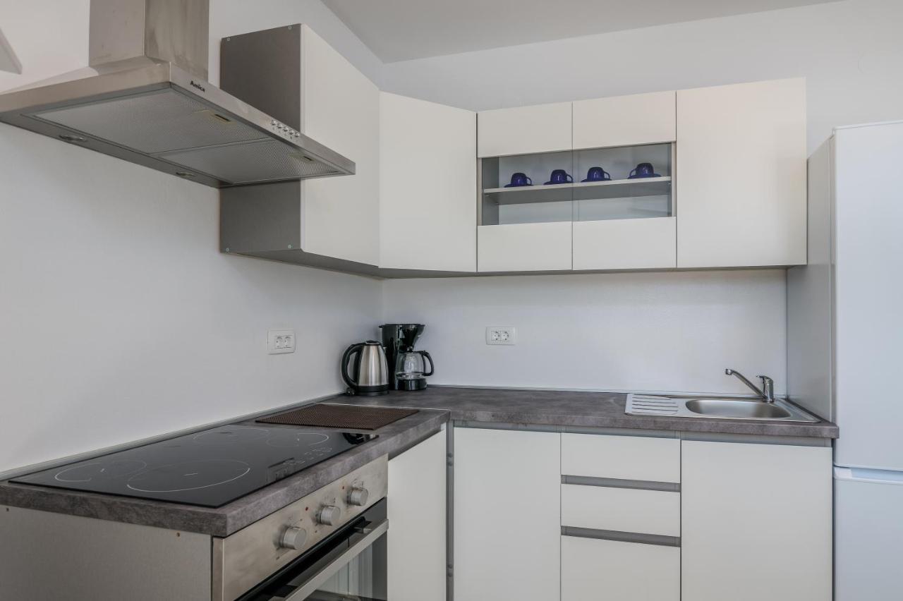 Apartments Villa "Aurea" With Pool 크르크 외부 사진