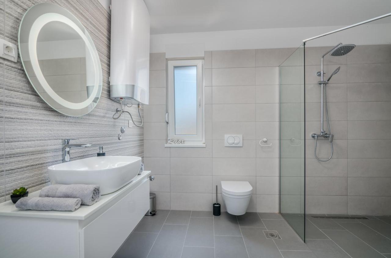 Apartments Villa "Aurea" With Pool 크르크 외부 사진