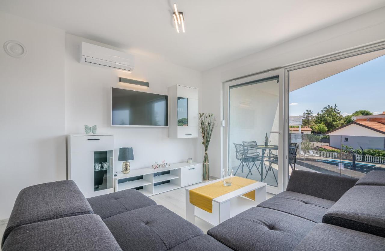 Apartments Villa "Aurea" With Pool 크르크 외부 사진