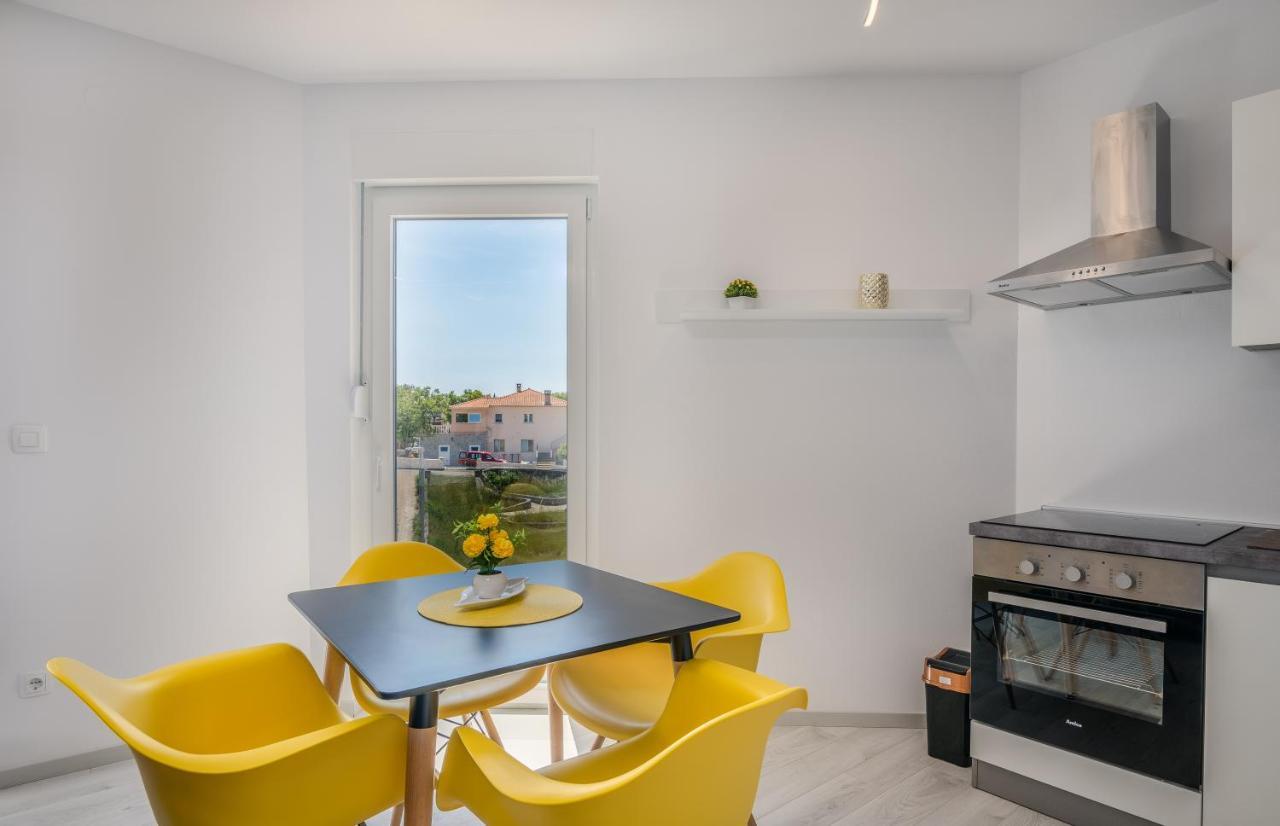 Apartments Villa "Aurea" With Pool 크르크 외부 사진