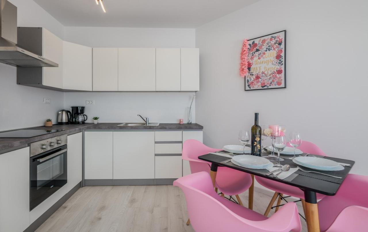 Apartments Villa "Aurea" With Pool 크르크 외부 사진