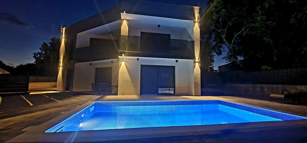 Apartments Villa "Aurea" With Pool 크르크 외부 사진