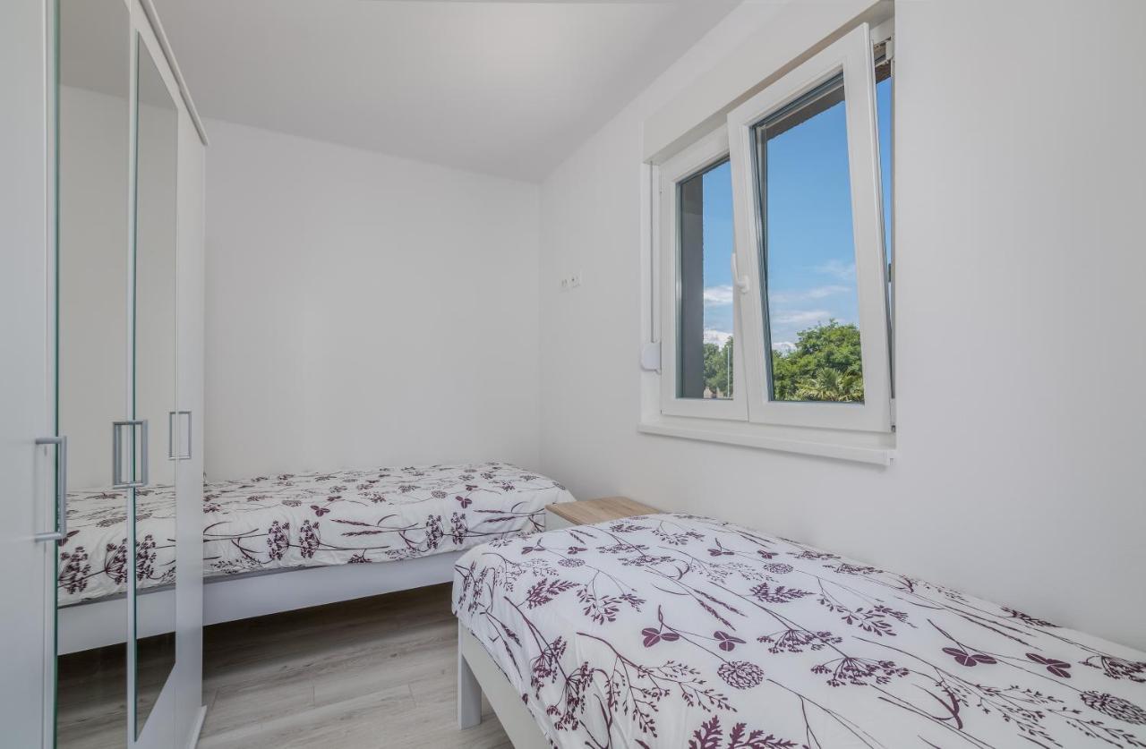 Apartments Villa "Aurea" With Pool 크르크 외부 사진