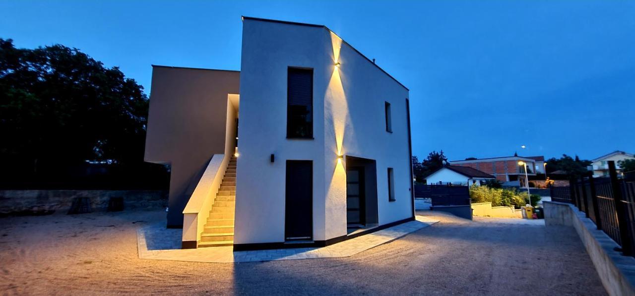 Apartments Villa "Aurea" With Pool 크르크 외부 사진